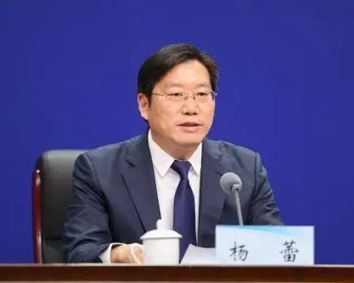 河南一官员被双开:携带违禁书入境 大快人心