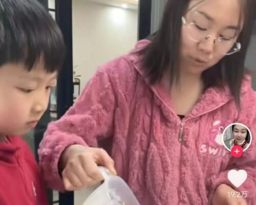这个女人在家疯狂鸡娃  竟然单月变现90万